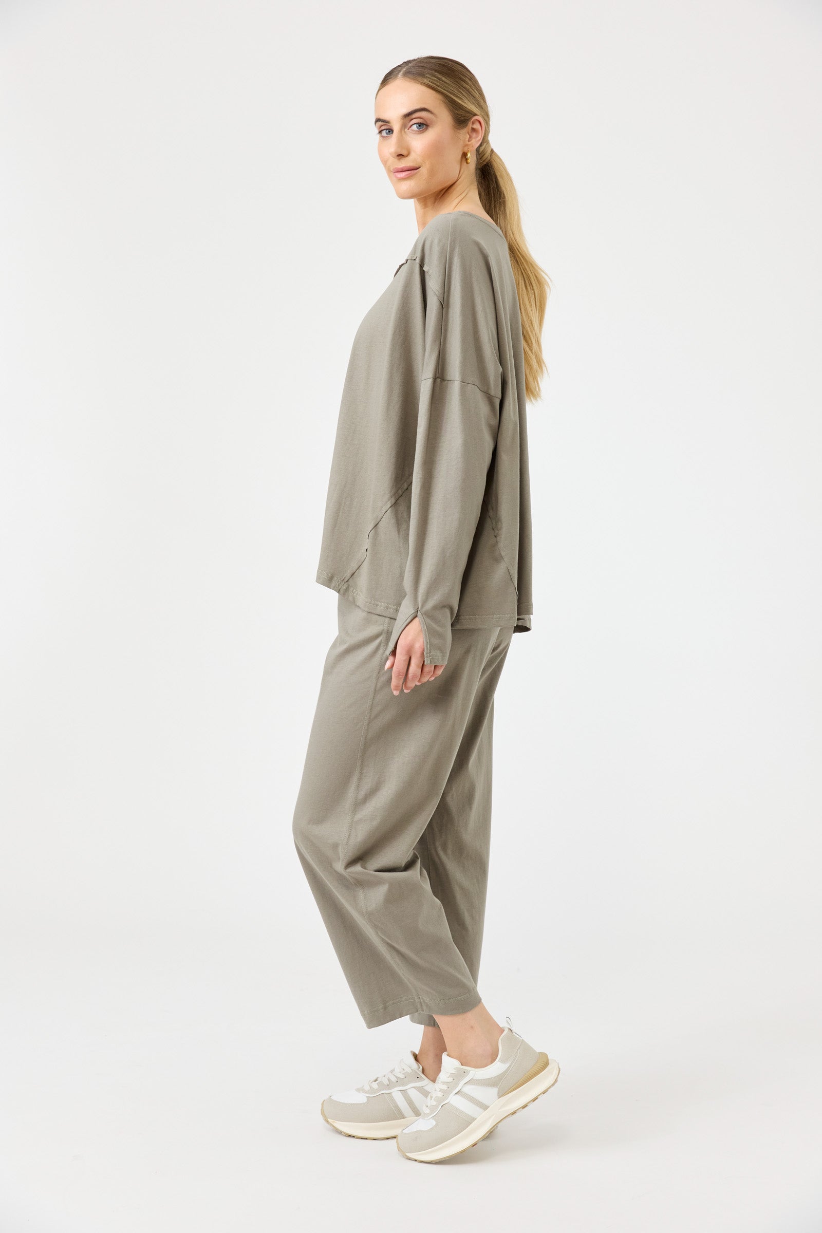 Studio Traveller LS Tshirt - Olive