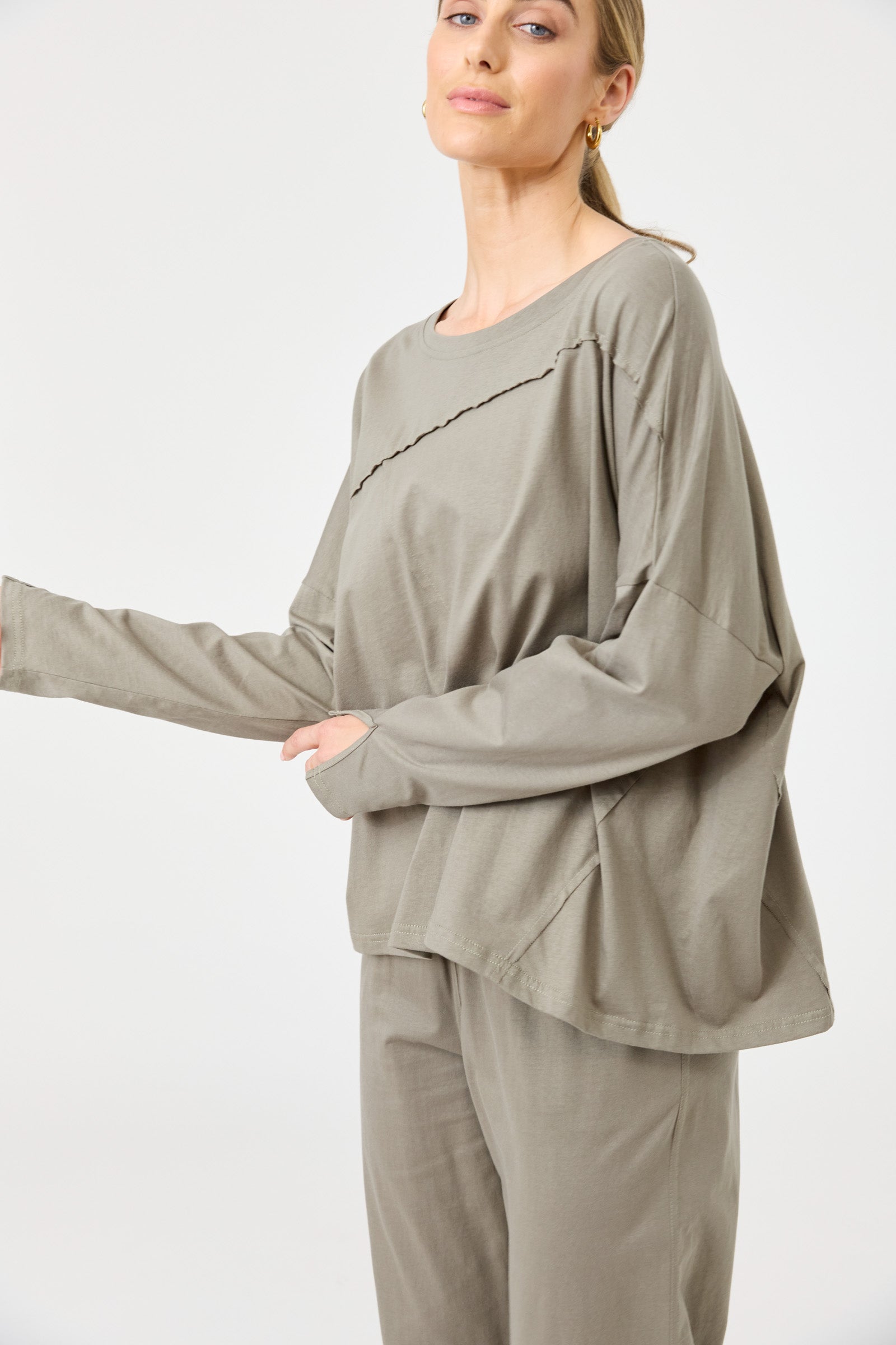 Studio Traveller LS Tshirt - Olive